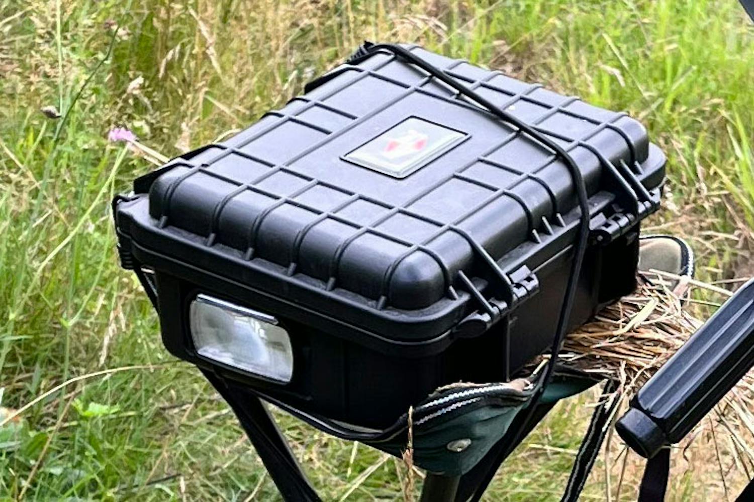 Værbestandig blits Blitsen trenger en litt mindre boks enn kameraet.